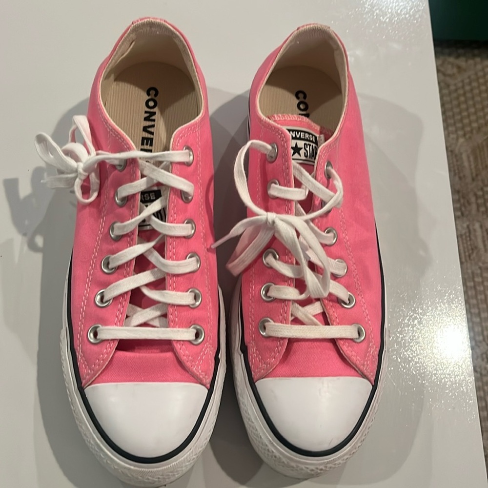 Converse tennis shoes, platform, pink lace up size 8 women’s